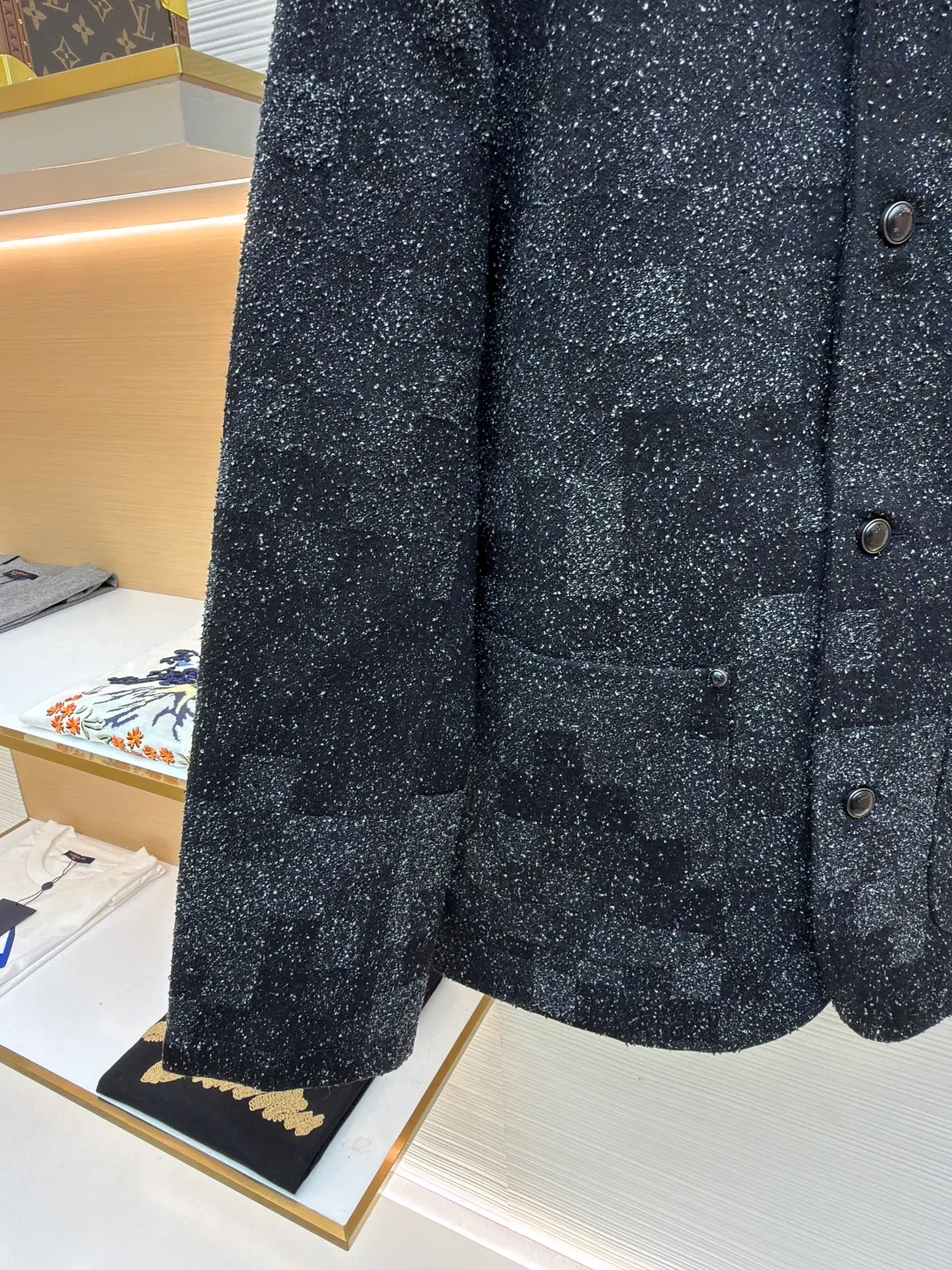 LOUIS VUITTON terry gauze plaid jacket ●Original version: 29100 purchase and development ●Item number: 1681405-D25 ●Fabric: denim fabric ●Technology: embroidery production ●Color: black and gray ●Version: fitted version ●Weight: about 1320 grams ●Size: The collarless design with black buttons is simple and elegant. Many pockets on the body (chest pockets, hem pockets) adopt three-dimensional cutting technology, with crisp bag shapes and neat edges. The plaid pattern is in precise positioning, and every splicing is perfectly matched, reflecting the exquisite tailoring craftsmanship. The fabric has been specially treated to have both stiffness and comfort, giving it a strong three-dimensional feel when worn. From fabric selection to detail sewing, Louis Vuitton's strict requirements for craftsmanship are demonstrated. The classic plaid elements are integrated with modern men's clothing craftsmanship, which not only has brand recognition, but also ensures the quality and fashion sense of wearing. The overall wiring is straight and delicate, the fabric is comfortable and soft, and the color is consistent without color difference. It can be matched with the same style to create a fashionable look and control various occasions. Customized accessories, complete with three standards, same style for men and women!